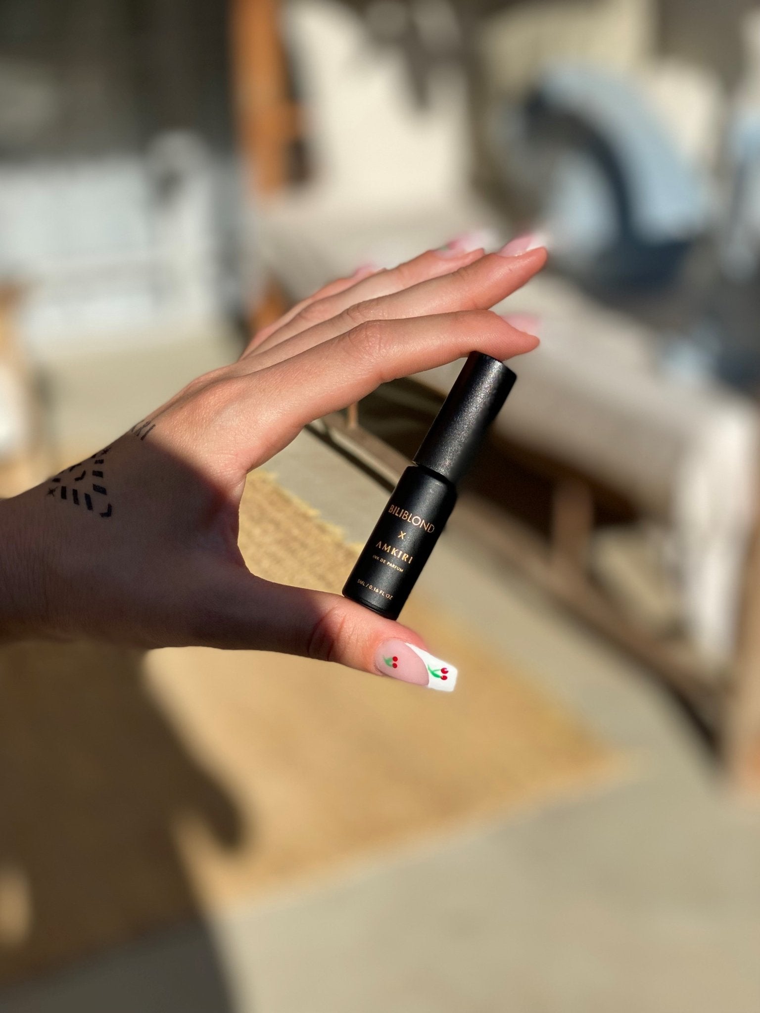 The KIT Perfume and the Biliblond Tattoo stickers - -BiliBlond LTD